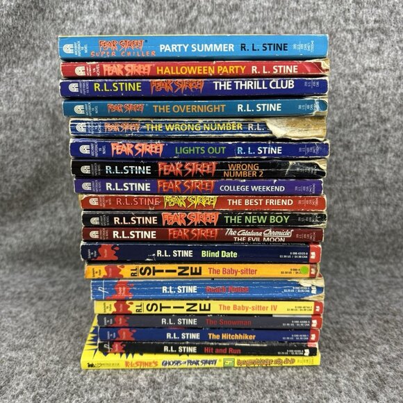 ✅Mixed Lot of 19- 90's VTG R.L. Stine Books Fear Street & Other Horror Halloween - Picture 1 of 16
